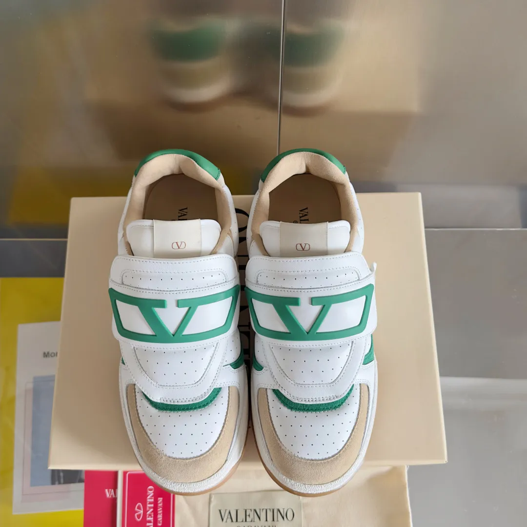 [Valentino] P: 880💰 Couple model, size: ▪️Size: Women's model 35-40 / Men's model 39-44 (45 customized) Valentino Valentino Couple model Joie de Jouer series Velcro Thick sole Bread shoes Couple model Casual sports shoes White shoes Original purchase and development Production Joie de Jouer series The style is simple but not out of style. The pure white base is paired with fresh green and soft beige, and the unique Velcro design highlights your personality. Every detail tells the fashion and quality. Wear it, take a confident step, and start the fashion journey. Exquisite packaging at the delivery counter🛍📦 ▪️Fabrics: Original custom imported first-layer cowhide ▪️Inner lining: Original custom-made soft sheepskin lining ▪️Outsole: Original open-molded anti-slip TPU material ▪️Sole thickness: 3.5CM
